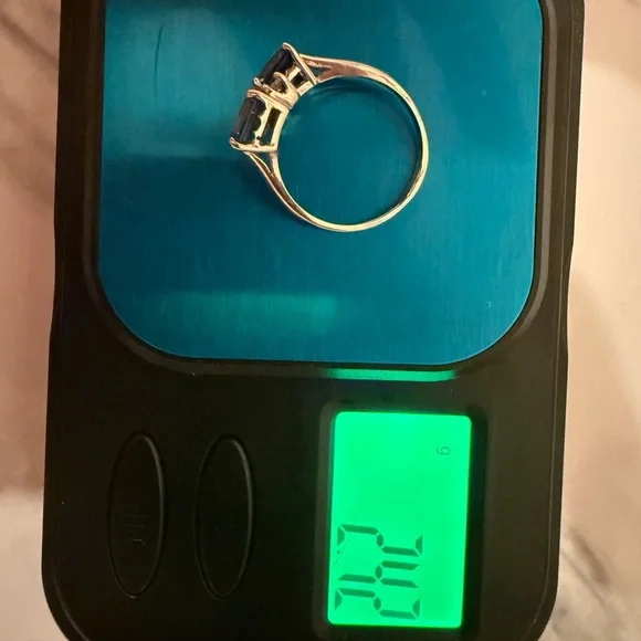 10k solid white gold ring with natural spinel - Picture 4 of 5